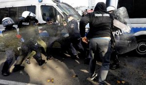 Manifestation anti-restrictions à Varsovie, après un durcissement des mesures sanitaires