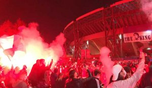 Les supporters de Naples rendent un dernier hommage à Maradona devant le stade San Paolo
