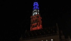 Arras: le beffroi en bleu blanc rouge en hommage aux victimes de Conflans-Sainte-Honorine et Nice