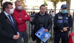 Florian Berthet, directeur de la sécurité d'Aix-les-Bains, présente la balise "My Keeper"
