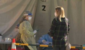 Virus: des habitants de Washington font la queue devant un centre de dépistage
