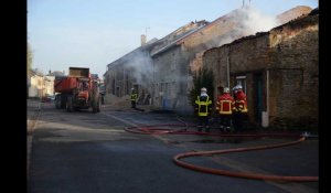 Un bâtiment ravagé par les flammes à Osnes