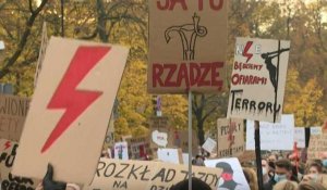 Les femmes polonaises investissent massivement les rues contre l'intérdiction d'IVG