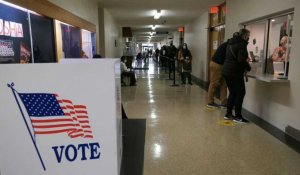 Des personnes votent de façon anticipée à Kenosha, dans le Wisconsin