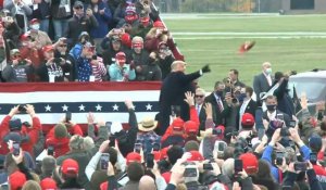 Donald Trump lance des casquettes à ses partisans en Pennsylvanie