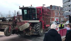 Au bout d'une heure et demie, les agriculteurs qui bloquaient la rue Foch à Quesnoy-sur-Deûle quittent les lieux pour une entrevue avec la maire.