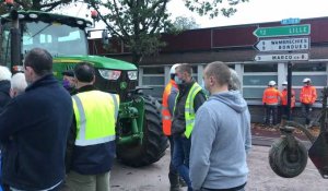 Les agriculteurs bloquent le centre-ville de Quesnoy-sur-Deûle et réclament de la concertation pour l'aménagement de la voirie.