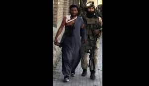 Les forces spéciales afghanes évacuent les blessés suite aux tirs d'hommes armés dans l'université de Kaboul