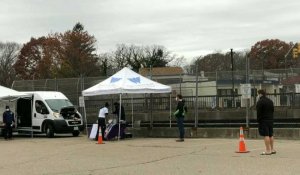 USA: des habitants de Boston attendent de se faire tester pour le Covid-19