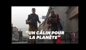 Ce duo franco britannique marche de Marseille à Paris pour ramasser les masques jetés dans la nature