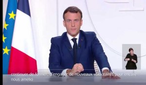 Emmanuel Macron parle de "l'isolement des personnes contaminées, y compris de manière plus contraignante"