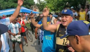 Des supporters se rassemblent devant la maison d'enfance de Diego Maradona à Villa Fiorito