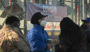 Virus: des New Yorkais font la queue devant un centre de dépistage du Queens