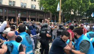 Tensions entre la police et les supporters de Maradona devant le palais présidentiel