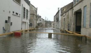 Pic de la crue à Saintes, une rue du centre-ville est sous l'eau