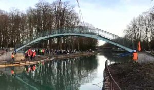 A Châlons, l'emblématique passerelle du jard, élément du patrimoine datant du XIXe siècle, a été démontée ce jeudi 25 février. Il a fallu 2h30 pour procéder à sa dépose par l'entreprise Dumanois, de Villeneuve d'Asq, représentée par son directeur général,