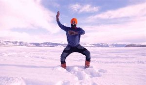 Covid : un Canadien danse sur un lac gelé pour fêter sa vaccination