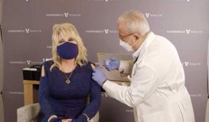 États-Unis : la chanteuse country Dolly Parton se fait vacciner
