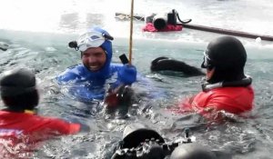 Un Russe plonge sous la glace à 80m de profondeur, un record