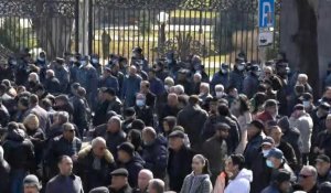 Arménie: les partisans de l'opposition se rassemblent devant le Parlement