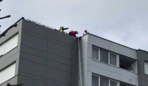 A Marquette-lez-Lille, les pompiers du GRIMP découpent une tôle qui menaçait de tomber de 25 mètres de hauteur après le gros coup de vent.