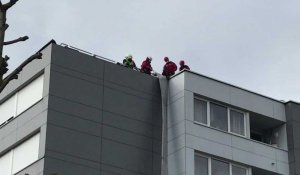 A Marquette-lez-Lille, les pompiers du GRIMP détachent une tôle qui menaçait de tomber de 25 mètres de hauteur après le gros coup de vent.
