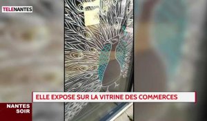 Elle expose sur la vitrine des commerces