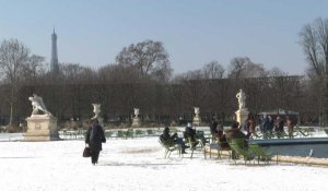 Neige et soleil dans le jardin des Tuileries à Paris