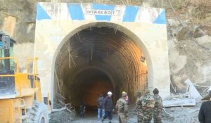 Les secouristes indiens tentent d'atteindre les personnes piégées dans un tunnel