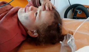 En Syrie, des casques blancs syriens sauvent une petite fille tombée dans un puits