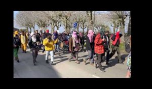Carna'Zad : les manifestants, de Paimboeur, prennent la direction de la zad du Carnet