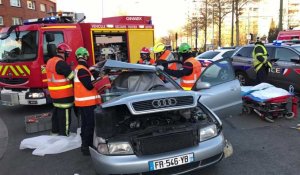 Accident, une voiture sur le flanc - Roubaix Web