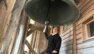 Le gardien de la cathédrale de Lausanne sonne la cloche en hommage aux victimes du Covid