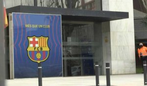 Football : images devant le siège du FC Barcelone, après une opération de police