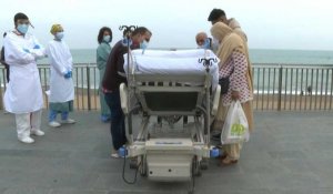 Covid-19: à Barcelone, réunion de famille face à la mer pour un patient en soins intensifs