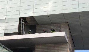 Lille: intervention des pompiers pour des tôles menaçant de tomber sur Lille-Europe.