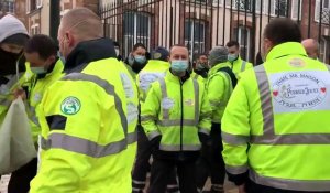 Les salariés de l'outil de production de Perrier-Jouët Epernay manifestent leur mécontentement contre le projet de transfert de leurs emplois chez Mumm à Reims.