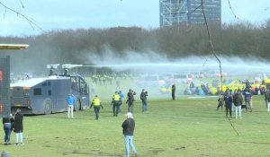 Pays-Bas: la police disperse les manifestants anti-gouvernement avec des canons à eau