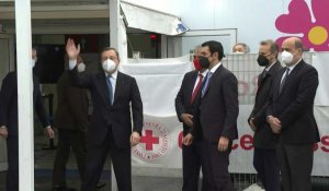 Mario Draghi visite le centre de vaccination à l'aéroport de Fiumicino à Rome