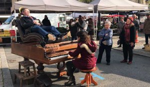 Les candidats du concours international de piano testent le piano massage