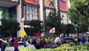 Gilets jaunes à Marseille : le cortège devant les Terrasses du Port, le centre commercial fermé provisoirement