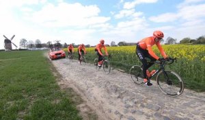 Paris-Roubaix: Greg Van Avermaet reconnait le parcours avec ses coéquipiers