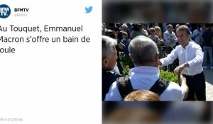 Emmanuel Macron s'offre un petit bain de foule au Touquet