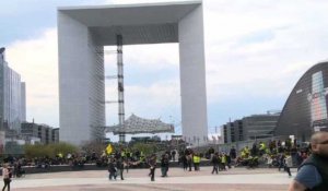 Cortège parisien approchait le quartier d'affaires de la Défense