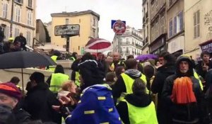 Marseille : les gilets jaunes font une minute de silence pour les sinistrés de la rue d'Aubagne