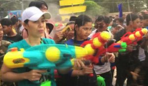 Cambodge: batailles d'eau pour célébrer le nouvel an Khmer
