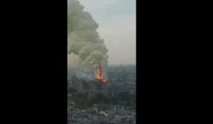 Notre-Dame de Paris: la flèche de la cathédrale en flammes (2)