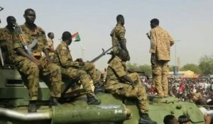 Des soldats soudanais au milieu des manifestants