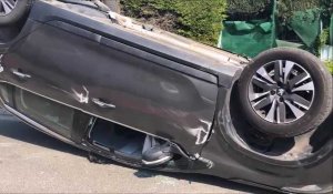 Une voiture se retrouve sur le toit après le choc avec un véhicule en stationnement à Longuenesse 