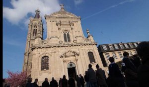 Rassemblement en hommage à Notre Dame de Paris sur le parvis de la Cathédrale Notre-Dame de Cambrai